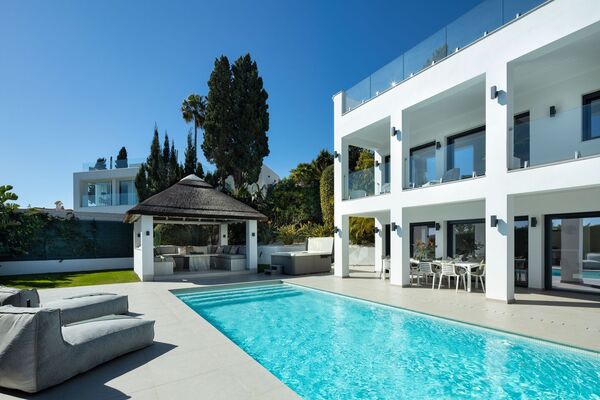 Villa for sale in Puerto Banus
